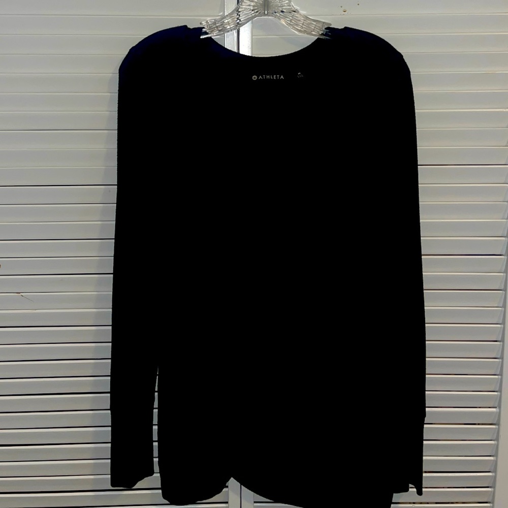 Athleta long sleeve with knot on the bottom
